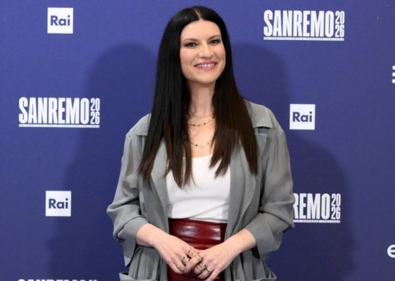 Elegancija s dozom odvažnosti: Lijepa Talijanka u trendi kožnoj suknji ukrala show