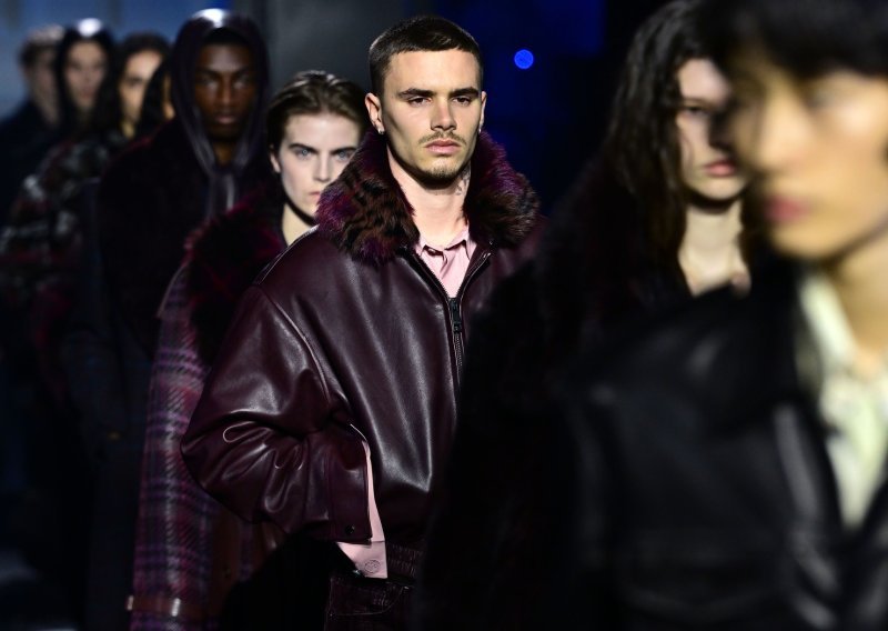 Osvojio je modni svijet: Mladi Beckham prošetao pistom i ukrao show