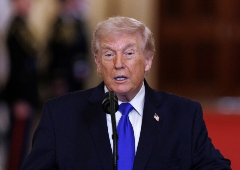 Trump se uskoro obraća naciji, pred njim su turbulentni dani i veliki pritisak