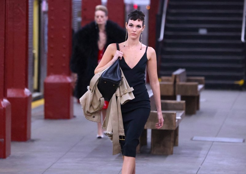 Tako obična, a svi su ludi za njom: Zašto najpoželjnija torba 2026. skriva svoj kultni logo?