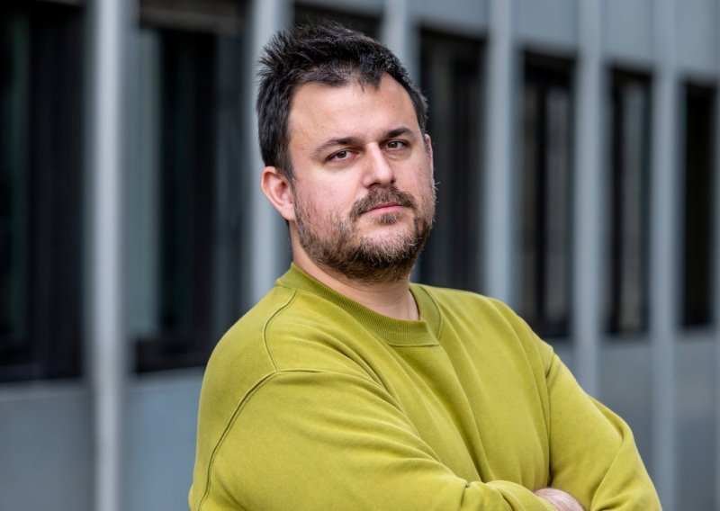 Zaboravite 'strogo' lice iz 'Potjere': Dean Kotiga u čarapama šeta jednom od najpoznatijih svjetskih plaža