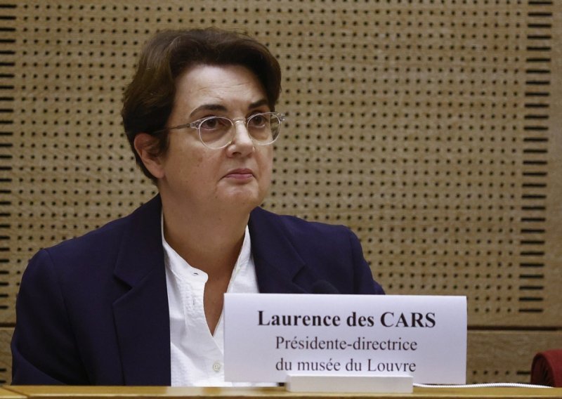 Ravnateljica Louvrea podnijela ostavku, Macron je pohvalio