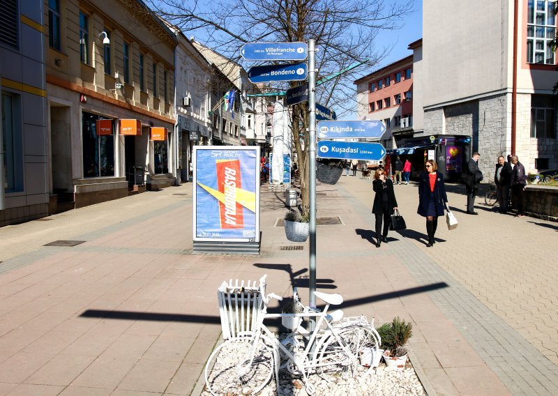 Šest mjeseci zatvora 28-godišnjaku koji je četničkim simbolima provocirao pored masovne grobnice