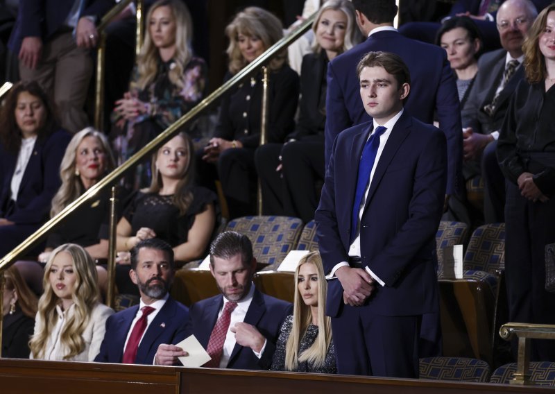 Visok, povučen i sve sličniji ocu: Neočekivani povratak Barrona Trumpa u prvi plan