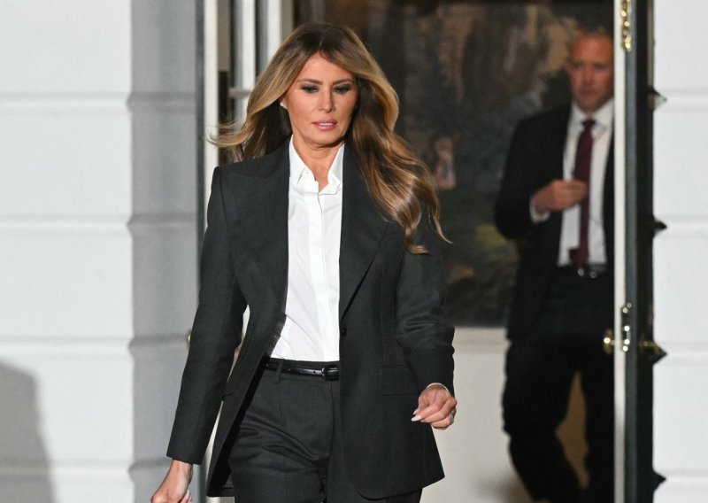 Besprijekorno izdanje: Melania Trump u ovom odijelu izgleda tako moćno