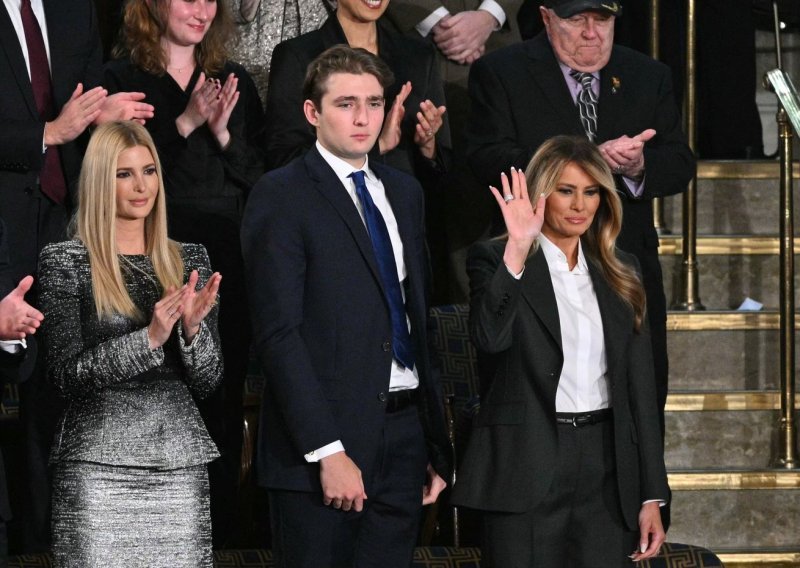 Rijetko obiteljsko okupljanje: Sva Trumpova djeca ustala i zapljeskala Melaniji