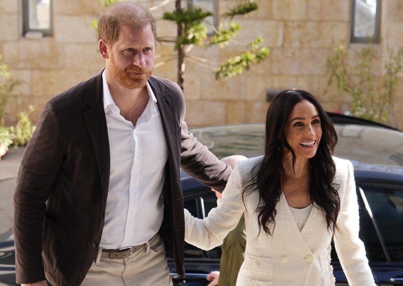 Meghan Markle u bijelom odijelu poslala suptilnu modnu poruku Kate i kraljevskoj obitelji