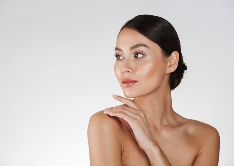 Serum protiv starenja u stiku planuo s polica, briše bore u trenu