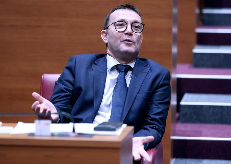 Bauk o novoj Plenkovićevoj 'akviziciji': Predlažem koaliciji da proslave jednim rafalom u kukuruzu