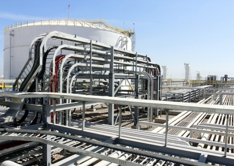 Iraku je naftno polje Lukoila preveliko, daju ga Chevronu