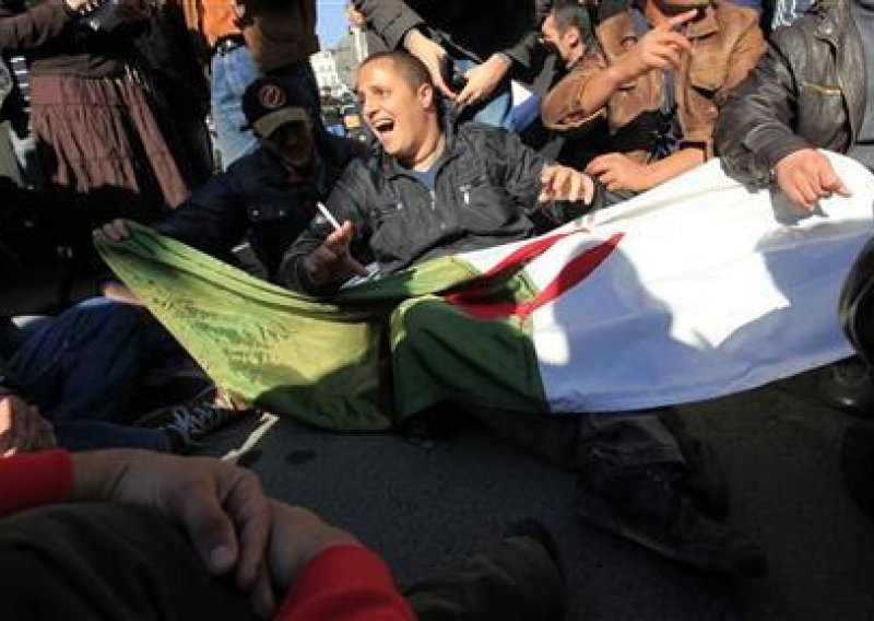 Samoubojica u Alžiru ranio 29 ljudi
