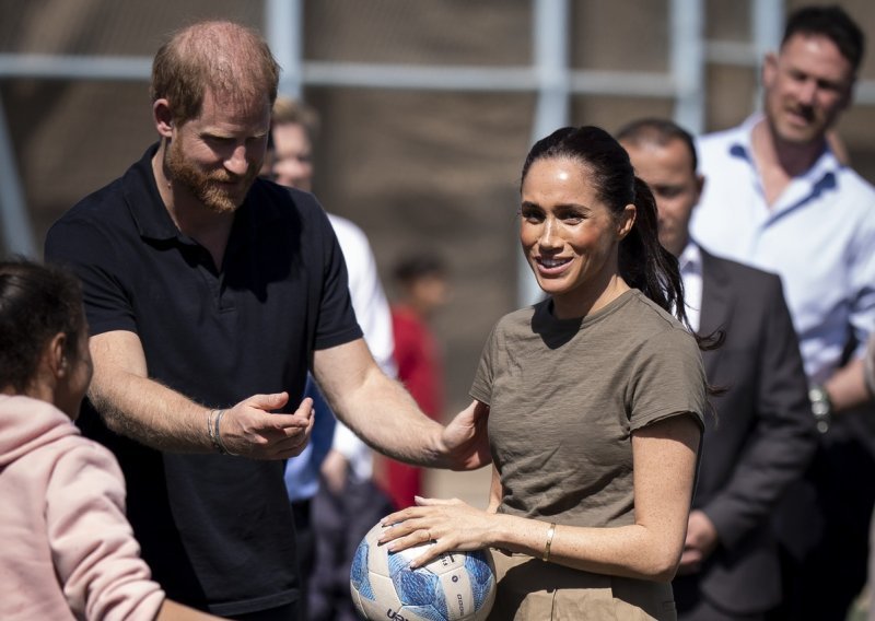 Meghan Markle kakvu još niste vidjeli: U ovako izgužvanim hlačama rijetki bi izašli, a kamoli se fotkali