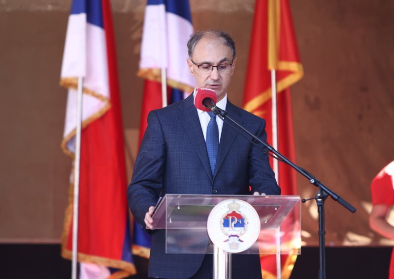 Pavliček se požalio da nije znao da je srpski premijer u Vukovaru: Javio se Macut