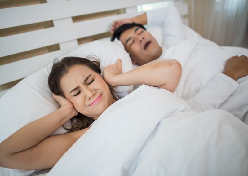 Glasno i stalno hrkanje nije bezazleno: Liječnici otkrivaju ozbiljne rizike