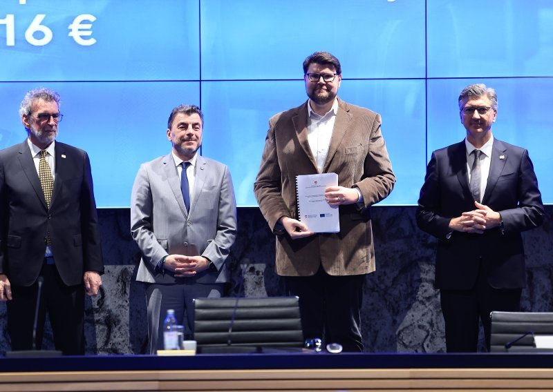 Dodijeljeni ugovori za opremanje škola: 'Želimo da do 2030. sve osnovne škole rade u jednoj smjeni'