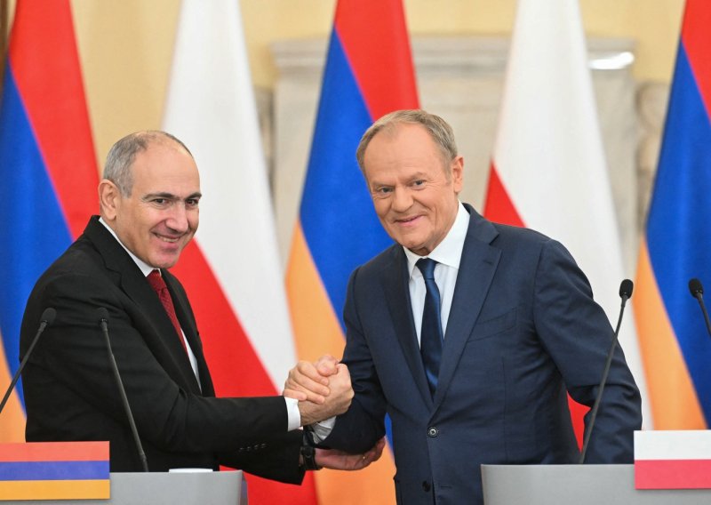Premijer Armenije objavio još jedan bizaran video, ovaj put mu se pridružio i Donald Tusk