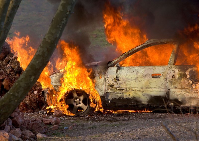 Bizaran pokušaj iznude: Preko videopoziva žrtvi pokazivao kako joj je zapalio auto