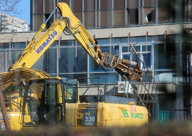 FOTO, VIDEO: Krenuli radovi na rušenju Vjesnika, pogledajte bagere u akciji