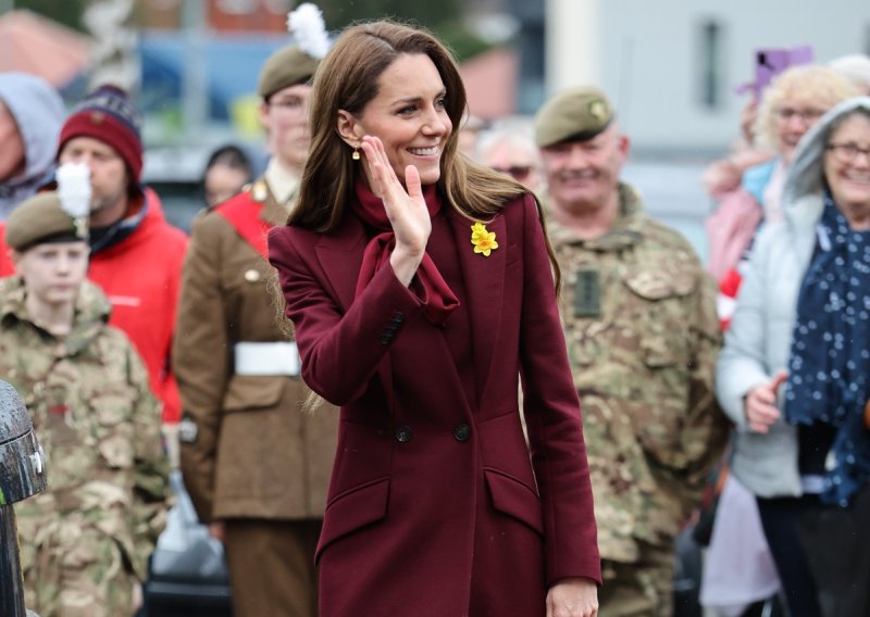 Kate Middleton blistala u hit nijansi: Omiljeni kaput i čizme, a svi govore o ovom detalju
