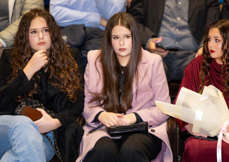 Thompsonove kćeri i supruga zablistale na premijeri filma u Splitu: Prvi javni izlazak blizanki