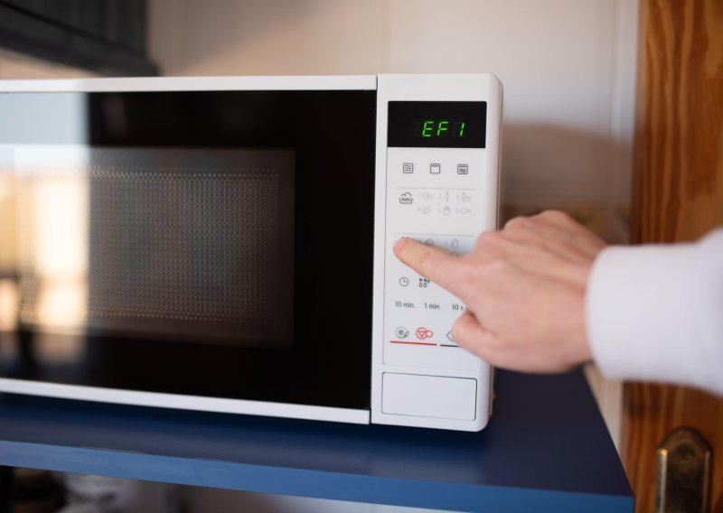 Koliko su sigurna gotova jela iz mikrovalne? Novo izvješće otvara ozbiljna pitanja