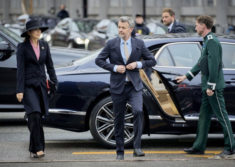 Skromna kraljica ponovno reciklira, a omiljeni top u hit nijansi je klasik nad klasicima