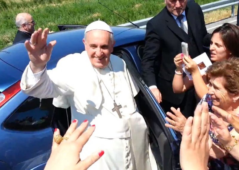 Papa Franjo ne treba Mercedes; vozi se u Ford Focusu