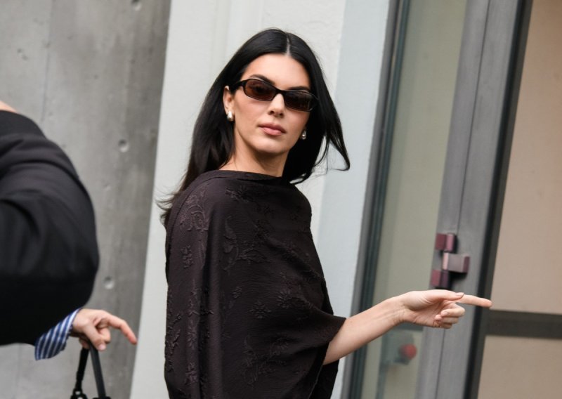 Mala crna haljina nikad nije izgledala ovako chic, a sve zbog ovog detalja