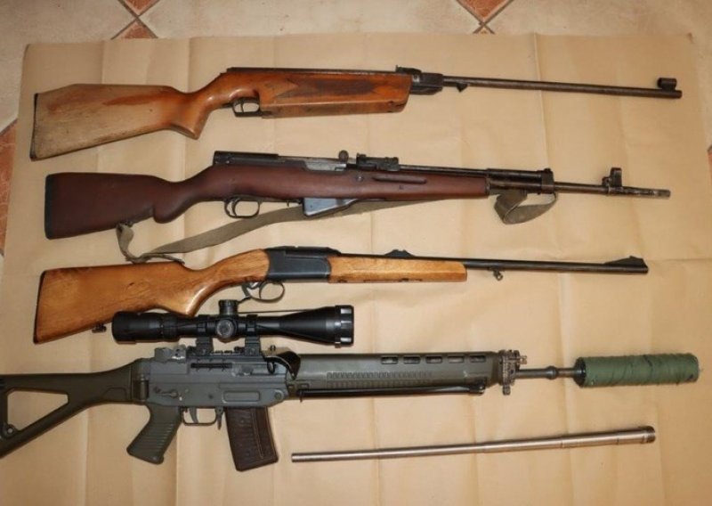 Dvojica muškaraca u kući čuvala oružje, policija ih pritvorila