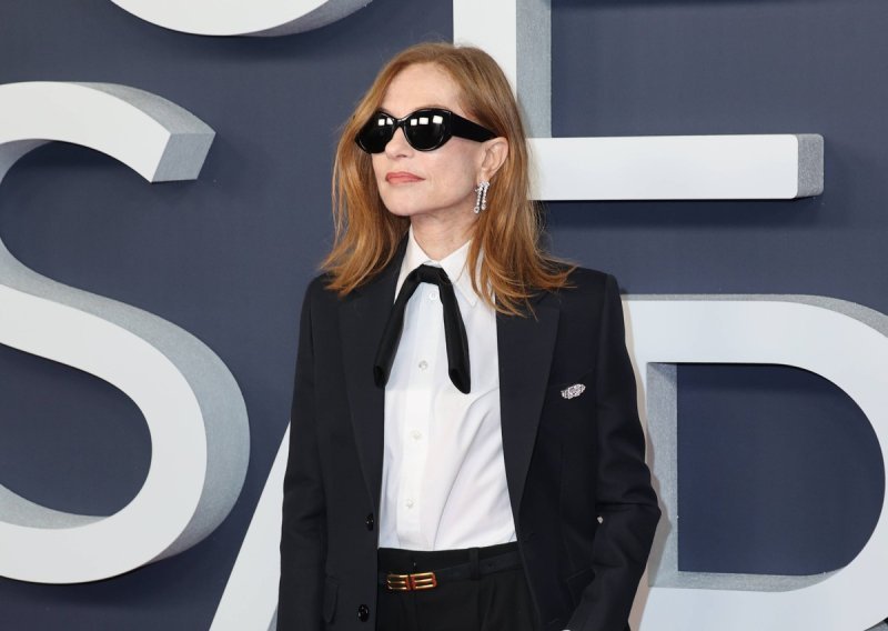 Umjesto raskošne haljine odabrala je odijelo, a ove cipele vizualno izdužuju figuru