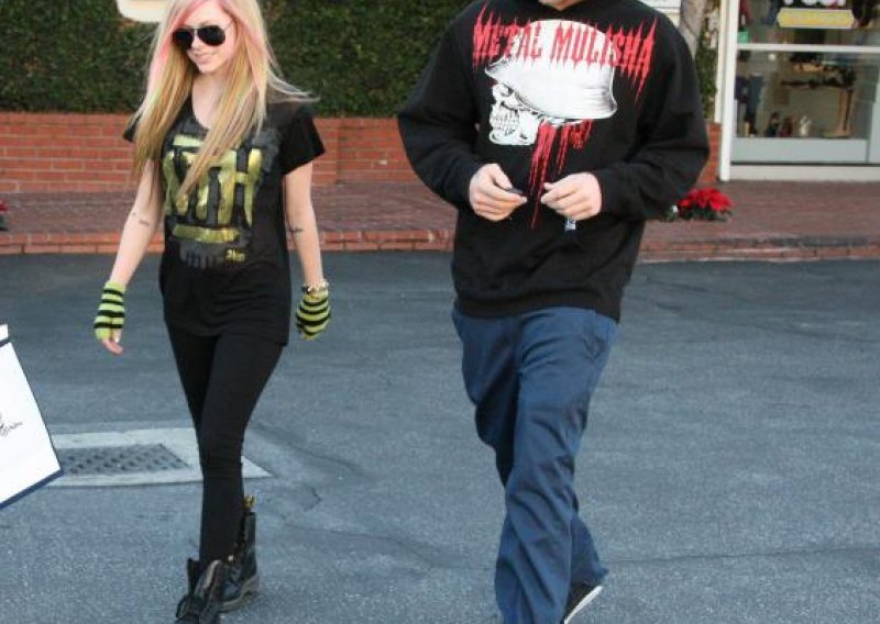 Avril Lavigne i Brody ljubili se i grlili pred svjedocima