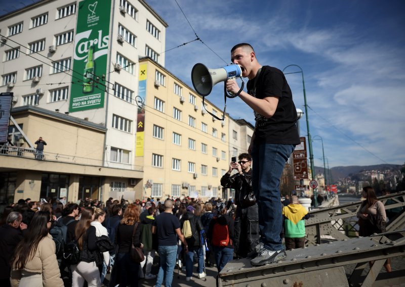 Stotinjak ljudi prosvjedovalo u Sarajevu: 'Djeca koju je ubio sistem'
