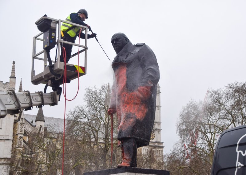 Nizozemac išarao Winstona Churchilla: 'Ako bi netko ikada bio dovoljno lud da podigne kip Keira Starmera...'