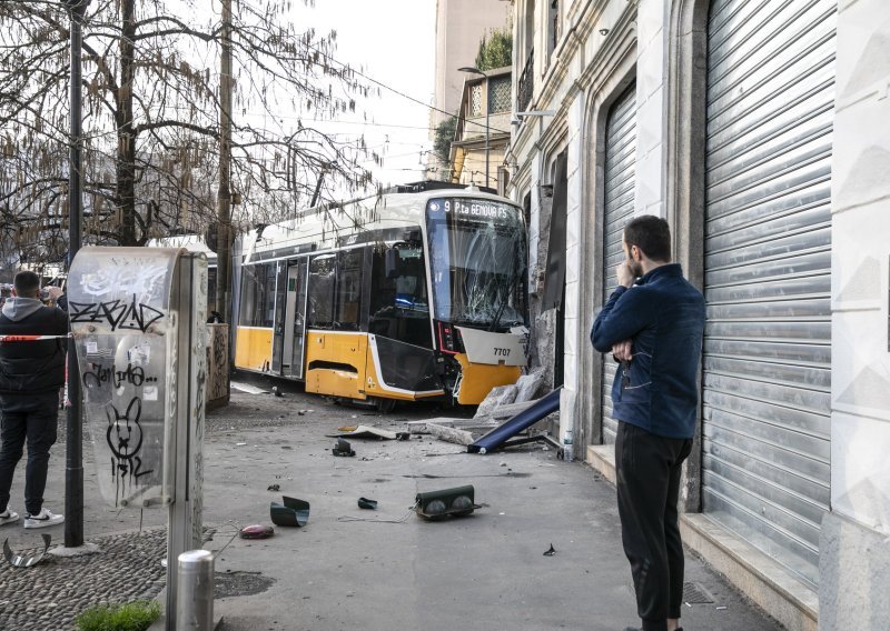 FOTO/VIDEO Tramvaj iskočio iz tračnica u Milanu: Dvije osobe poginule