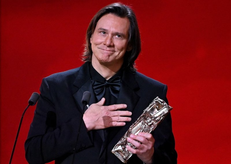 Nije samo novo lice Jima Carreyja pokrenulo teorije zavjere, nego i njegov tečni francuski