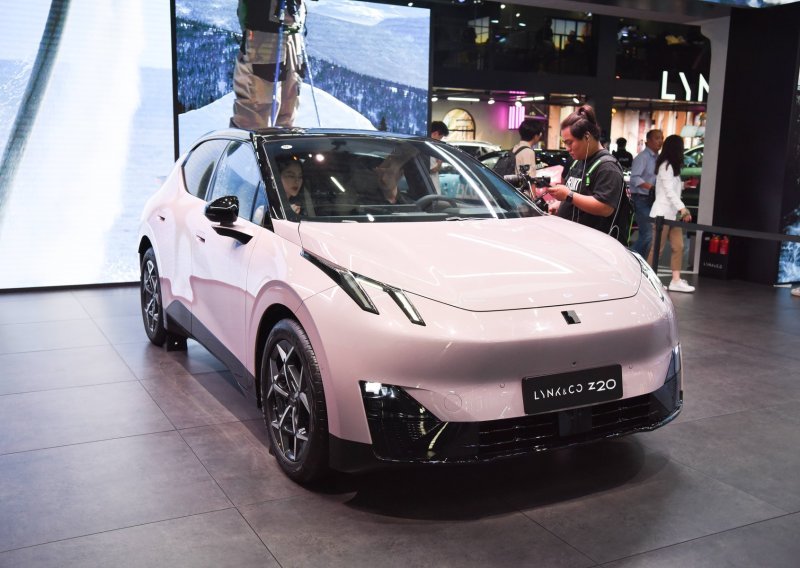 Htio je glasovnom naredbom ugasiti svjetlo u interijeru, a isključio farove i udario u ogradu