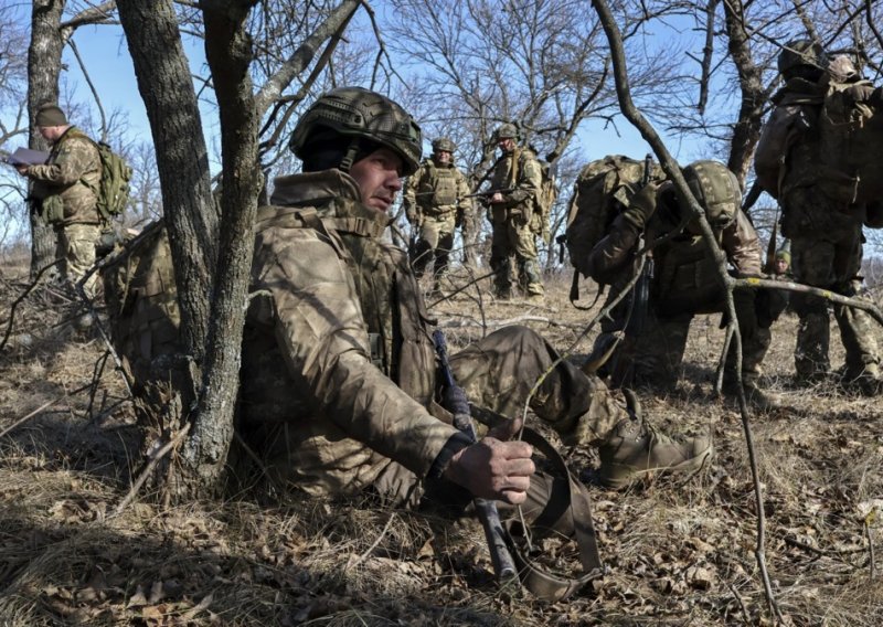 Samo jedno brdo stoji između Rusa i posljednjih slobodnih gradova u Donbasu