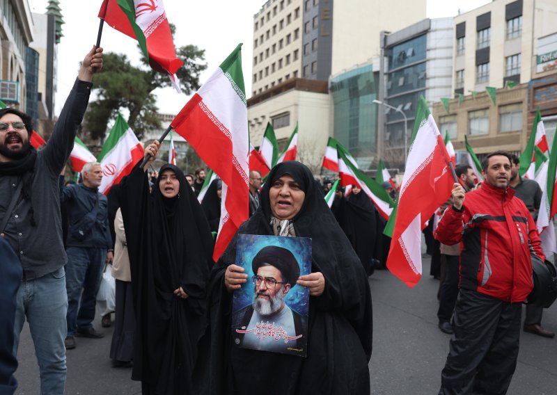 Iranski tvrdolinijaši na ulicama: Ili smrt ili Hamenei, naša krv vodi u raj