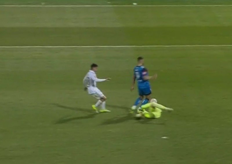 Pogledajte kako je dosuđen penal protiv Hajduka, a onda se javio VAR...