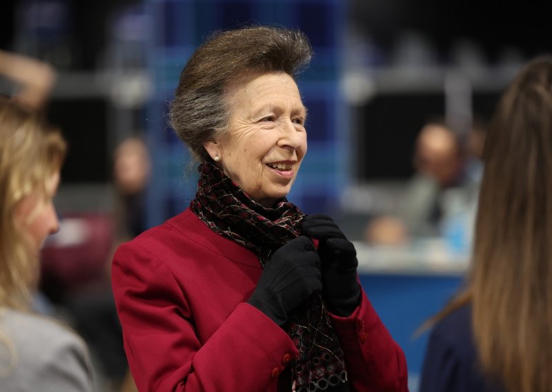 Princeza Anne pojavila se u javnosti dok se obitelj suočava s kritikama zbog princa Andrewa
