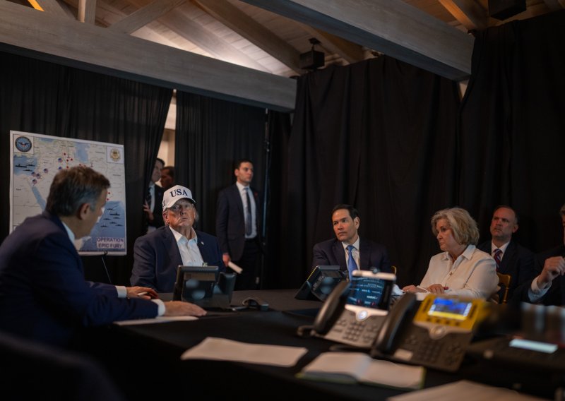 Bijela kuća objavila fotografiju: Ovako je Trump dočekao jutrošnje napade na Iran