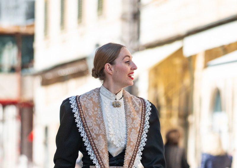 Umjesto dizajnerskih komada odabrala tradiciju: Djevojka u nošnji zvijezda je dubrovačke špice