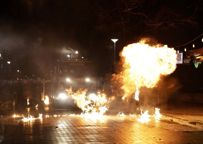 Nasilje na ulicama Tirane: Žestok sukob prosvjednika i policije, zapaljena vila bivšeg komunističkog vođe