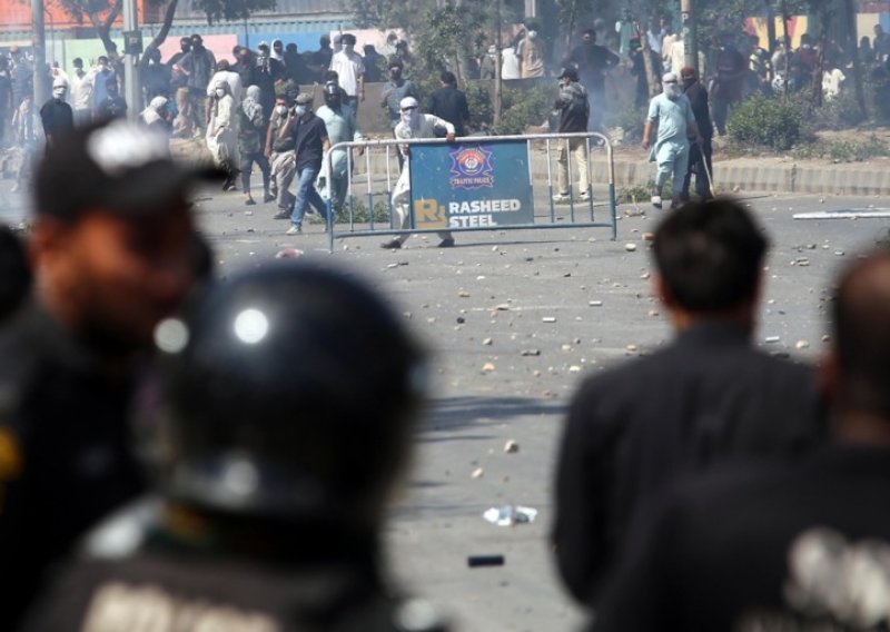 Prosvjedi zbog Hamneijeve smrti u Pakistanu, Iraku i Indiji: Devet mrtvih u Karachiju