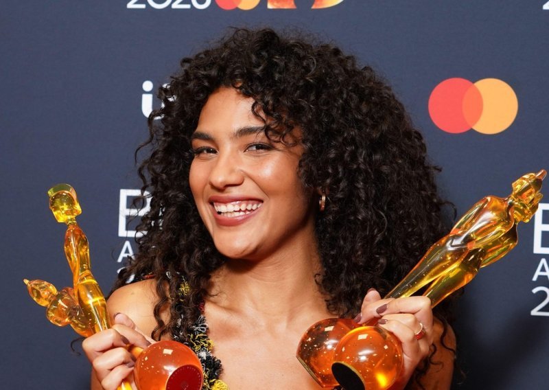 Olivia Dean pokorila Brit Awards: Četiri nagrade i titula nove kraljice britanskog popa