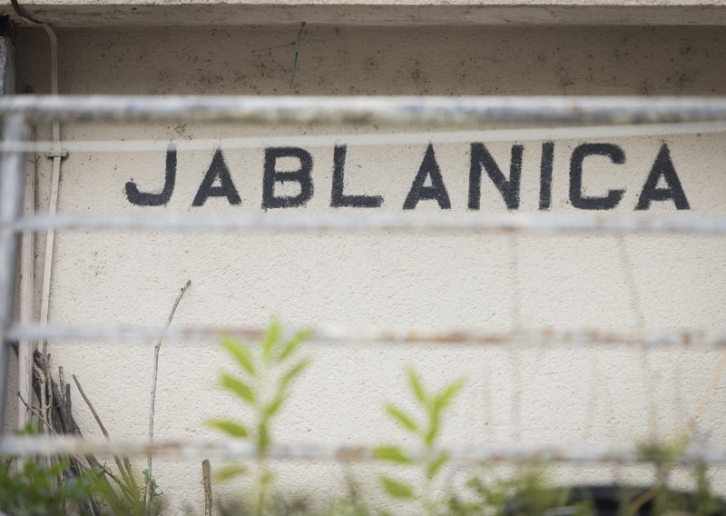 Incident u Jablanici: Na obljetnici raspuštanja logora napao katoličkog svećenika