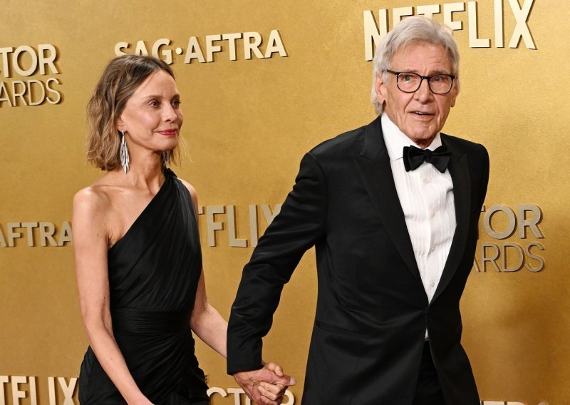 Calista Flockhart igrala je na sigurno u crnoj haljini, a Harrison Ford nije skidao pogled s nje