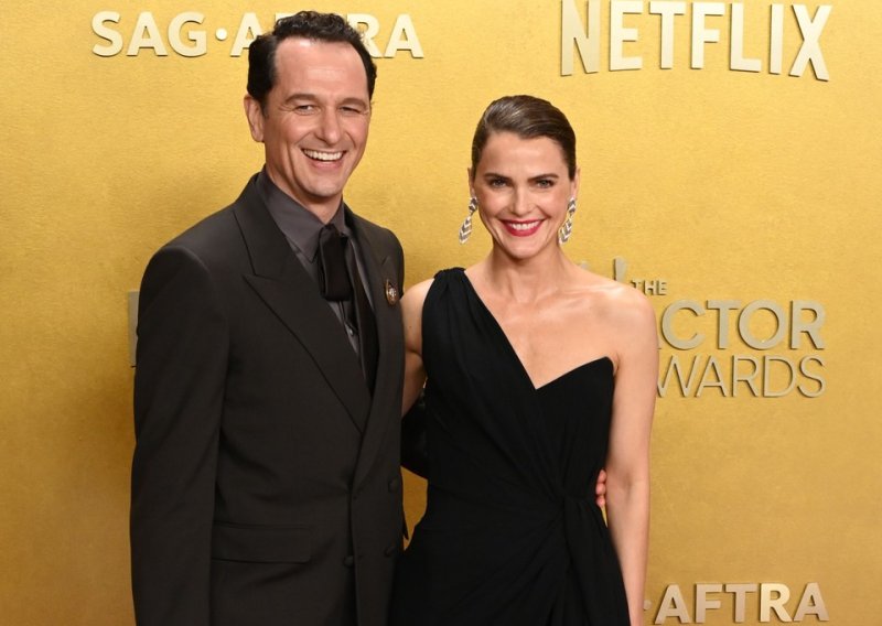 Dobitna kombinacija: Haljina Keri Russell bila je tema večeri i to zbog Matthewa Rhysa