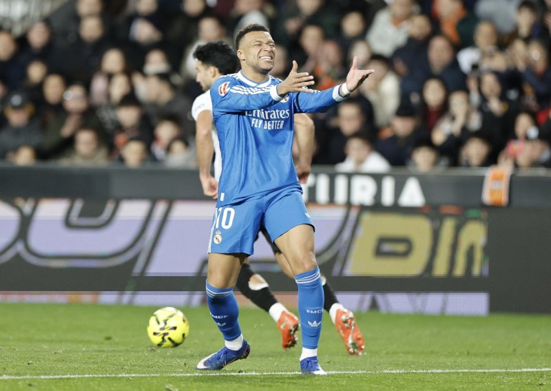 Kaos u Madridu; Mbappe ljutit na Realove liječnike, otputovao u Francusku