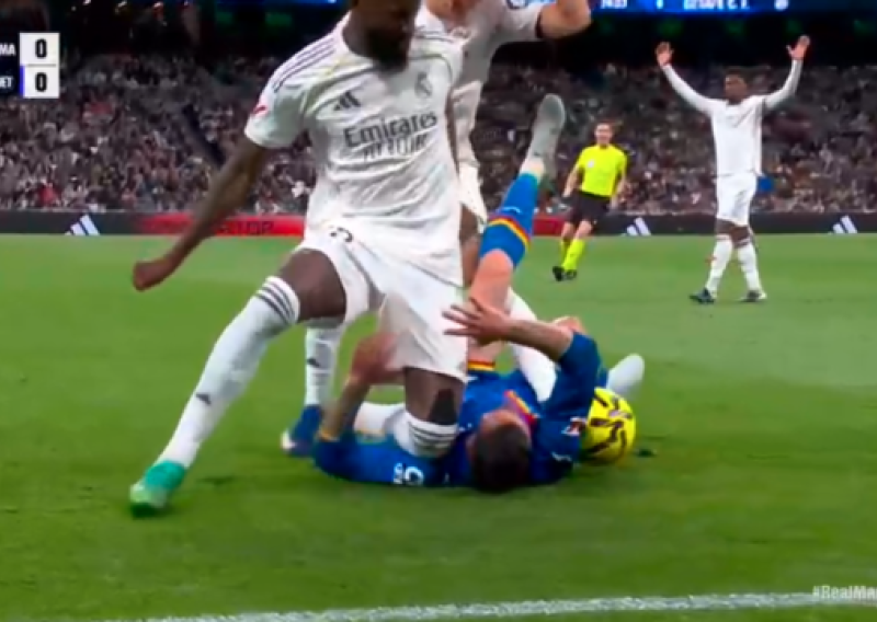 Pogledajte kako igrač Reala koljenom udara suparnika u glavu: Nije dobio ni žuti